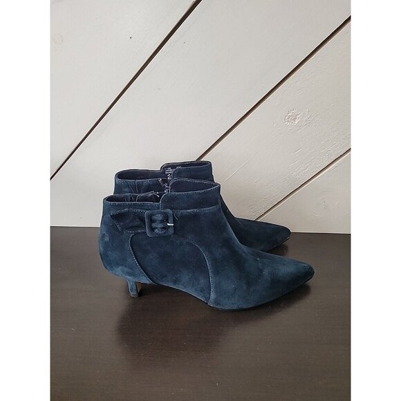 NEW Bella Vita Bindi Womens 8 Navy Suede Ankle Booties Genuine Leather Upper - Picture 1 of 10